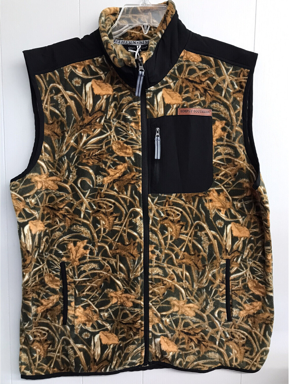 Mens Simply Southern Sleeveless Vest.  Fleece. Camouflage&Black. Size Large. NWT